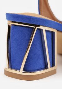 Renee - Niebieskie Sandały Vices na Słupku ze Skórzaną Wkładką i Metaliczną Wstawką Sesoria. Okazja: na co dzień, do pracy, na spotkanie biznesowe. Nosek buta: szpiczasty. Zapięcie: sprzączka. Kolor: niebieski. Materiał: skóra. Obcas: na słupku. Styl: wizytowy, klasyczny, casual, biznesowy, elegancki. Wysokość obcasa: średni #2
