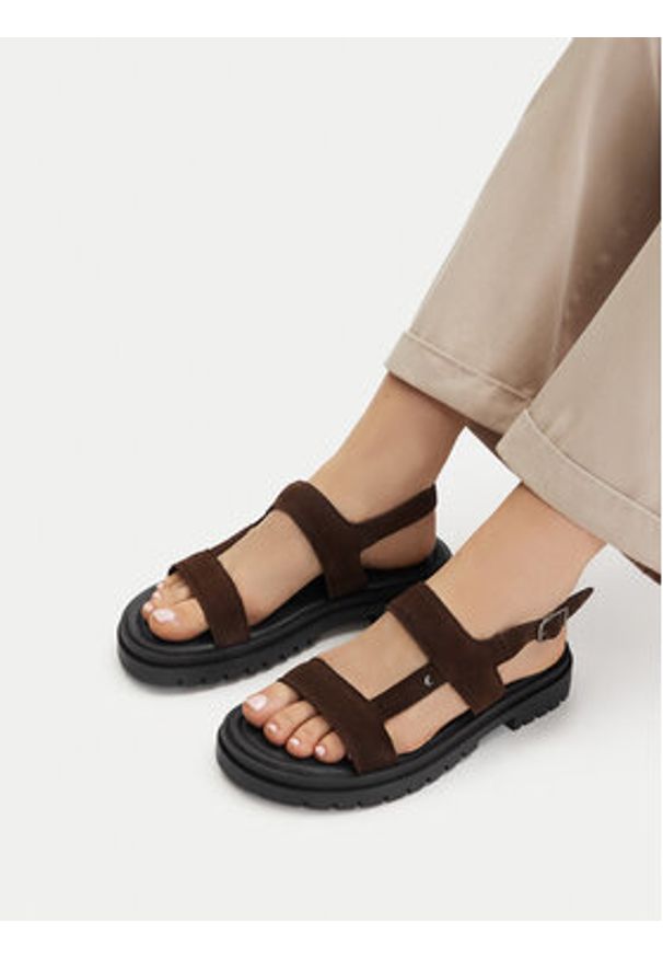Lasocki Sandały CEO-WI34-3310-18650 Brązowy ciemny. Kolor: brązowy. Materiał: skóra, zamsz