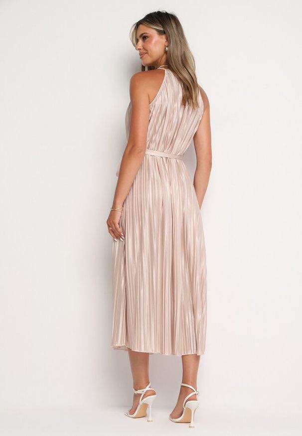 Born2be - Beżowa Plisowana Sukienka na Cienkich Ramiączkach Wiązana w Talii Virsea. Okazja: na wesele, na co dzień, na ślub cywilny, na studniówkę. Kolor: beżowy. Materiał: jeans. Długość rękawa: na ramiączkach. Styl: klasyczny, casual