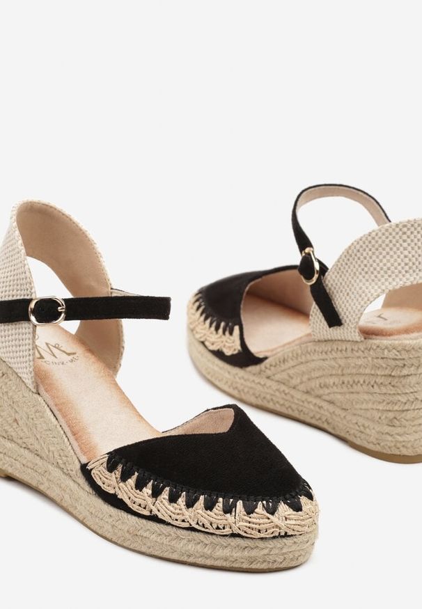 Born2be - Czarne Sandały Espadryle z Imitacji Zamszu na Plecionym Koturnie Calriva. Okazja: na co dzień. Zapięcie: sprzączka. Kolor: czarny. Materiał: zamsz. Sezon: lato. Obcas: na koturnie. Styl: boho, elegancki, casual