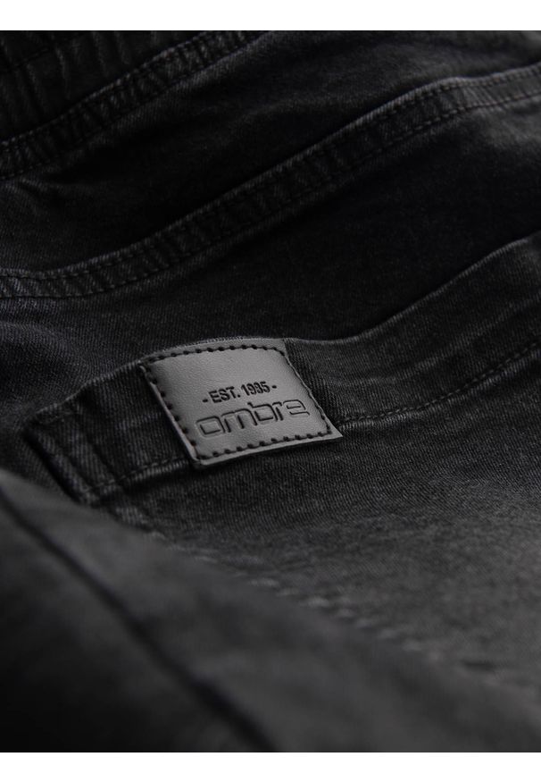 Ombre Clothing - Męskie jeansowe joggery z asymetrycznymi przeszyciami – czarne V3 OM-PADJ-0165 - XXL. Okazja: na co dzień. Kolor: czarny. Materiał: jeans. Wzór: aplikacja. Styl: klasyczny, elegancki, casual