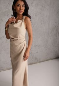 Renee - Beżowa Sukienka VICES z Metaliczną Ozdobą na Ramieniu Coraena. Okazja: na randkę. Kolor: beżowy. Wzór: aplikacja. Typ sukienki: asymetryczne. Styl: elegancki #5