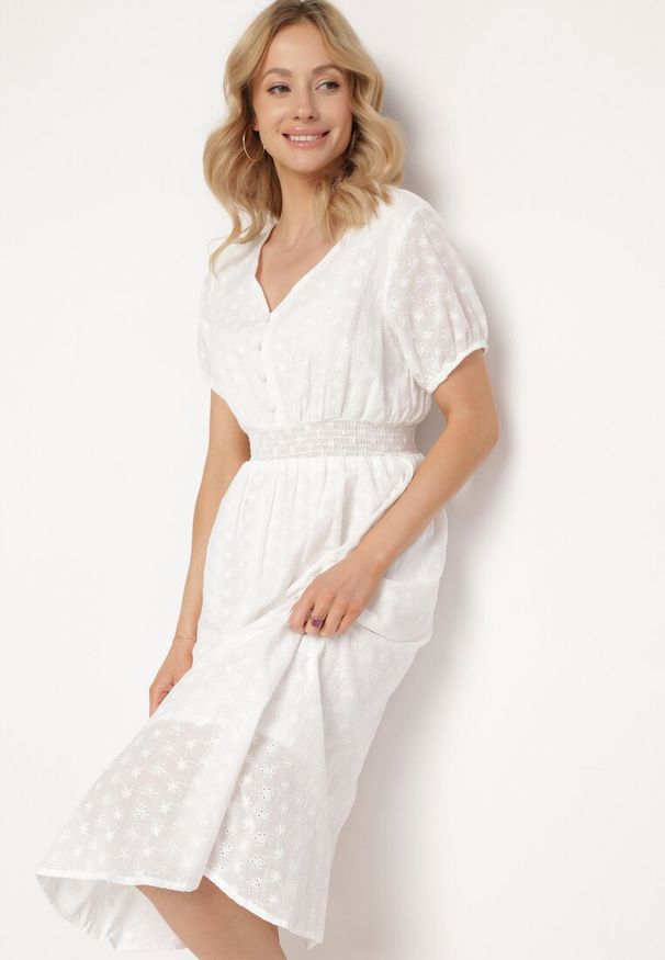 Born2be - Biała Bawełniana Sukienka z Ozdobnym Haftem i Cienkimi Gumkami w Pasie Gemilla. Okazja: na co dzień. Typ kołnierza: dekolt w kształcie V. Kolor: biały. Materiał: bawełna. Długość rękawa: krótki rękaw. Wzór: haft. Styl: casual