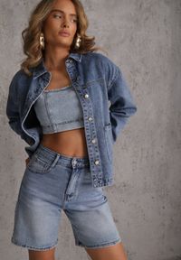 Renee - Niebieska Koszulowa Kurtka z Jeansu z Bawełny z Naszytymi Kieszeniami Giorriane. Okazja: na co dzień. Kolor: niebieski. Materiał: jeans, bawełna. Wzór: aplikacja. Styl: casual #1