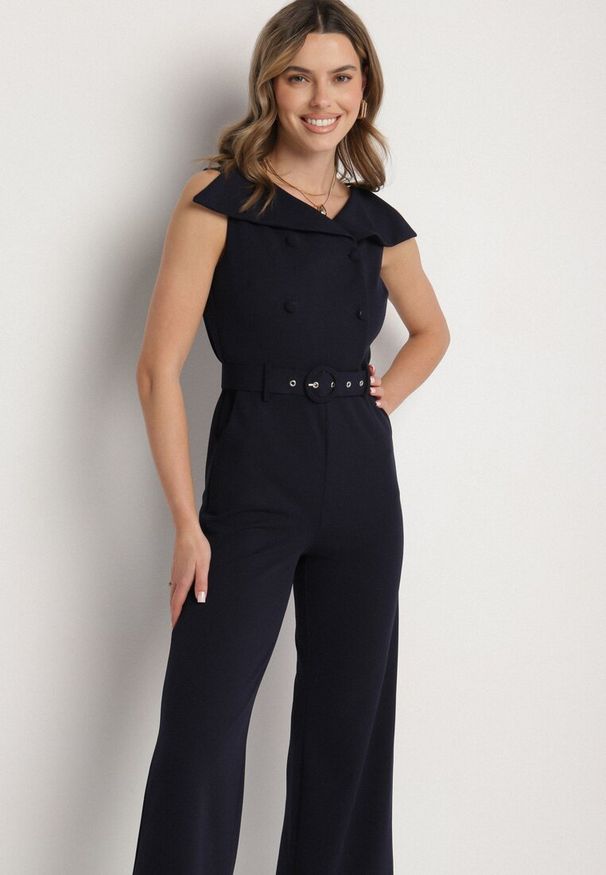 Born2be - Granatowy Kombinezon z Wywijanym Dekoltem w Łódkę i Paskiem z Klamrą Galithiela. Okazja: na co dzień. Kolor: niebieski. Wzór: aplikacja. Styl: elegancki, klasyczny, casual