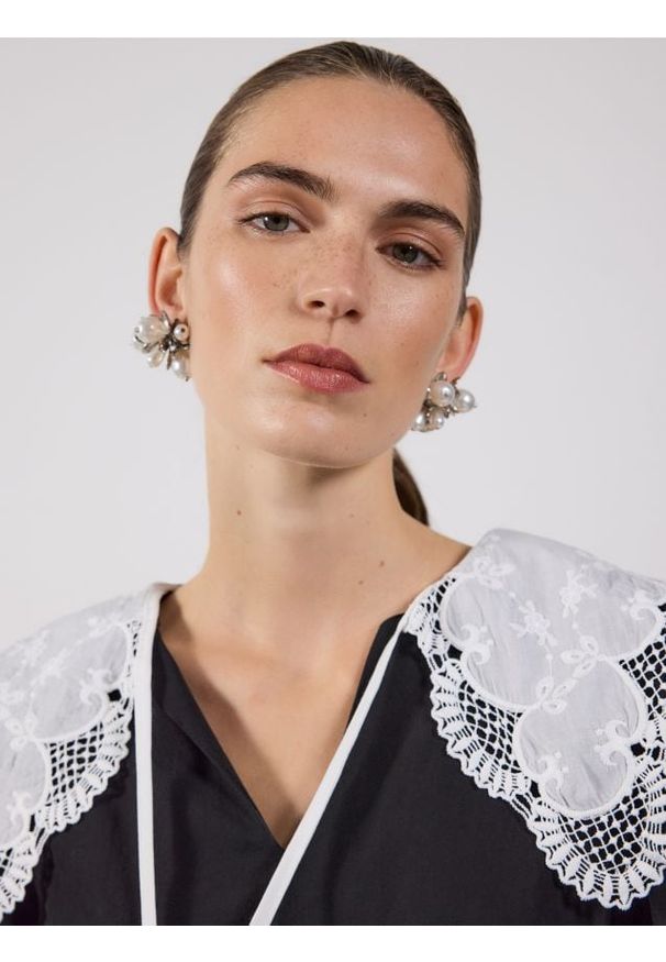 Reserved - Bluzka z koronkowym kołnierzem - czarny. Kolor: czarny. Materiał: koronka. Wzór: gładki