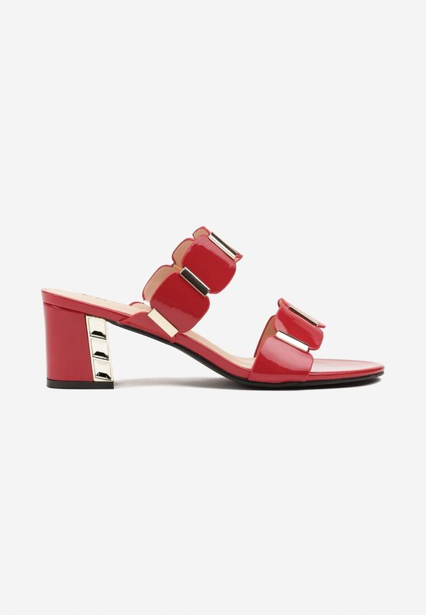 Renee - Czerwone Klapki na Obcasie z Metalicznym Zdobieniem z Ozdobnymi Paskami Morilena. Okazja: na co dzień. Nosek buta: otwarty. Kolor: czerwony. Wzór: aplikacja. Materiał: jeans. Sezon: lato. Obcas: na obcasie. Styl: casual, elegancki. Wysokość obcasa: średni