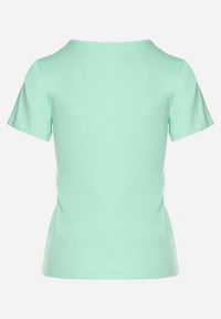 Born2be - Jasnozielony Bawełniany T-shirt z Dekoltem w Serek z Cyrkoniową Aplikacją Nirivale. Okazja: na co dzień. Typ kołnierza: dekolt w serek. Kolor: zielony. Materiał: bawełna. Wzór: aplikacja. Styl: casual, elegancki #3