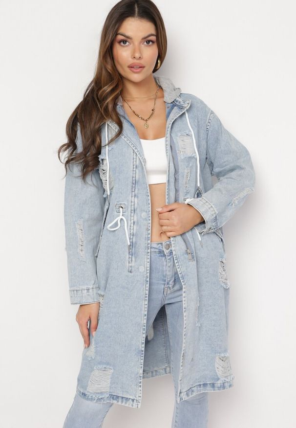 Born2be - Jasnoniebieska Bawełniana Kurtka Jeansowa o Wydłużonym Fasonie z Troczkiem w Pasie i Przetarciami Elenai. Okazja: na co dzień. Kolor: niebieski. Materiał: jeans, bawełna. Długość: długie. Styl: elegancki, casual, vintage