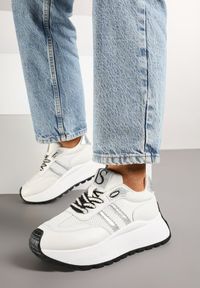 Renee - Białe Sneakersy Vices na Platformie z Metalicznymi Paskami Lenela. Okazja: na co dzień. Zapięcie: pasek. Kolor: biały. Materiał: jeans. Sezon: lato, wiosna. Obcas: na platformie #5