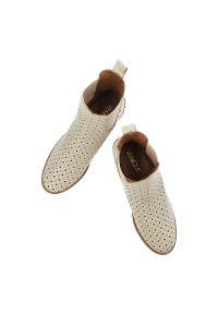 Beżowe Botki Venezia Skórzane Damskie Obuwie. Zapięcie: bez zapięcia. Kolor: beżowy. Materiał: skóra. Szerokość cholewki: normalna. Wzór: aplikacja, ażurowy. Sezon: wiosna, lato. Obcas: na obcasie. Wysokość obcasa: niski #7