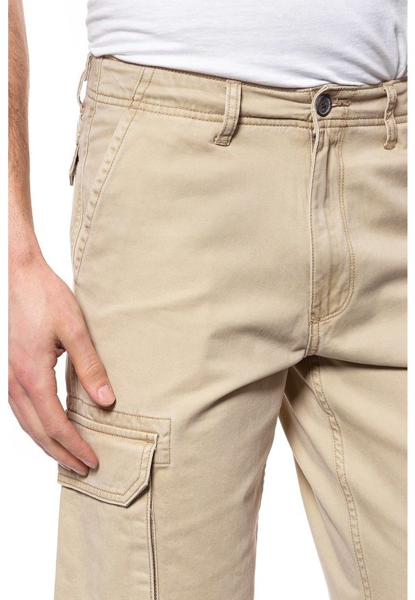 Wrangler - SPODENKI WRANGLER CARGO SHORT SAND W15DKC58N 112126791. Materiał: materiał