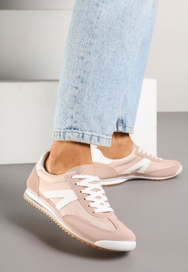 Born2be - Jasnoróżowe Sneakersy w Stylu Kultowych Tenisówek z Ozdobnymi Przeszyciami Valtewi. Okazja: na co dzień. Kolor: różowy. Materiał: jeans. Wzór: aplikacja. Obcas: na płaskiej podeszwie