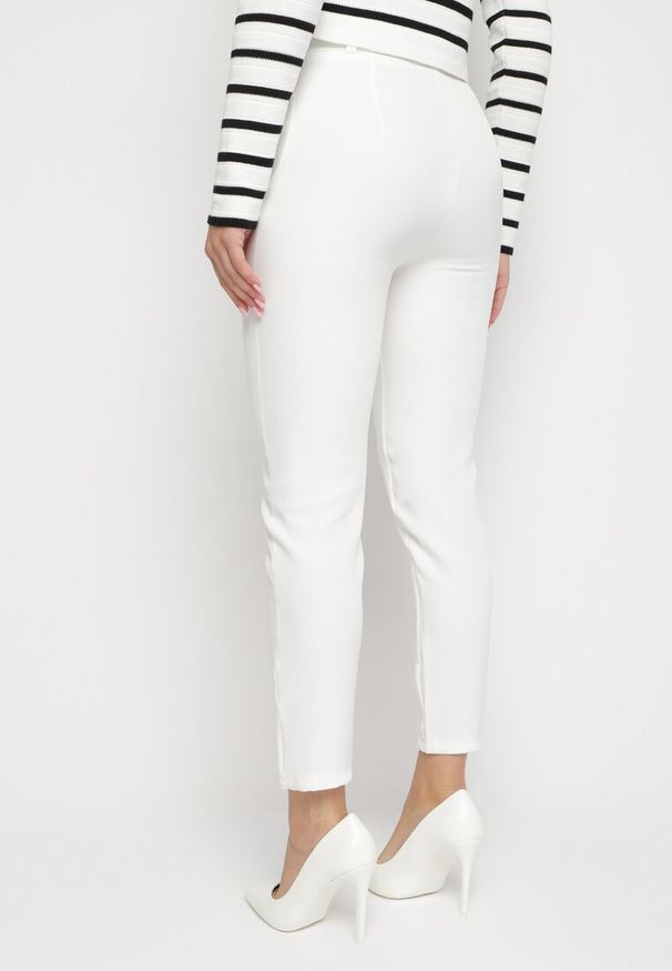 Born2be - Białe Garniturowe Dopasowane Spodnie z Materiałowym Paskiem z Klamrą Kerriy. Okazja: na co dzień, na spotkanie biznesowe, do pracy. Stan: podwyższony. Kolor: biały. Materiał: materiał. Wzór: aplikacja. Styl: biznesowy, casual, elegancki, klasyczny