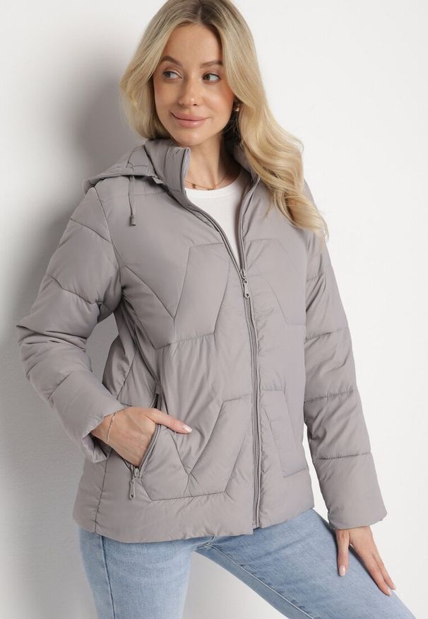 Born2be - Jasnoszara Kurtka z Szerokim Pikowaniem i Kapturem Yasidi. Okazja: na co dzień. Kolor: szary. Materiał: jeans. Styl: elegancki, casual