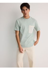 Reserved - T-shirt comfort z kieszonką - jasnozielony. Kolor: zielony. Materiał: bawełna