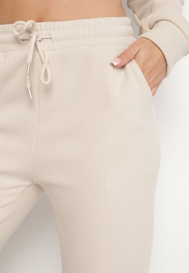 Born2be - Beżowe Bawełniane Spodnie Dresowe ze Sznurkiem i Polarową Podszewką Saliavera. Okazja: na co dzień. Kolor: beżowy. Materiał: polar, bawełna, dresówka. Styl: casual, klasyczny, sportowy
