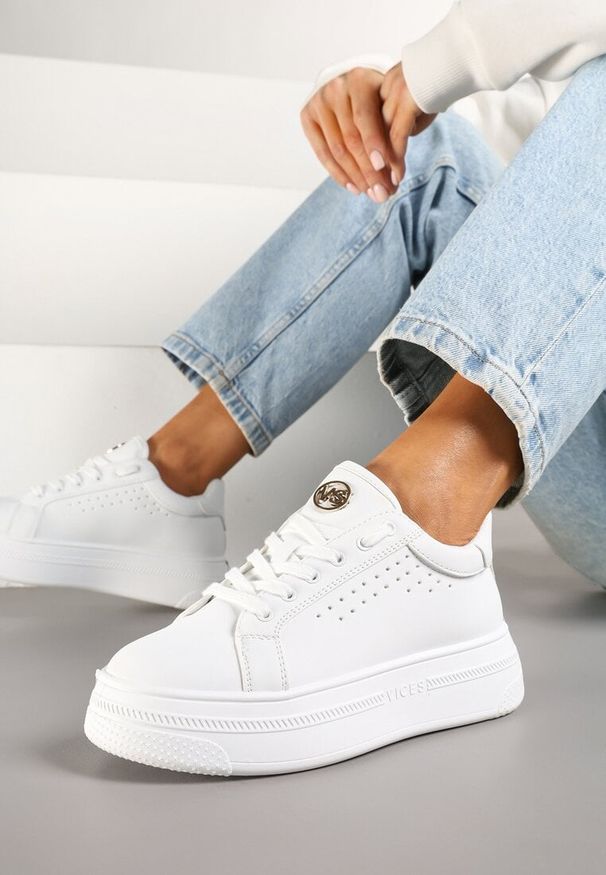 Born2be - Białe Sneakersy Vices na Grubej Podeszwie z Perforacją i Napisem Nonadwin. Okazja: na co dzień, na spacer. Zapięcie: sznurówki. Kolor: biały. Materiał: jeans. Wzór: napisy. Sport: turystyka piesza
