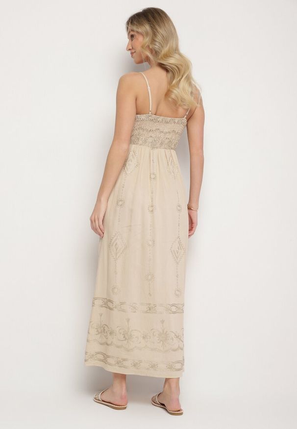 Born2be - Beżowa Rozkloszowana Sukienka na Ramiączkach z Wiskozy Zdobiona Haftem Ulonelitia. Okazja: na co dzień. Typ kołnierza: dekolt w serek. Kolor: beżowy. Materiał: wiskoza. Długość rękawa: na ramiączkach. Wzór: aplikacja, haft. Styl: casual, elegancki