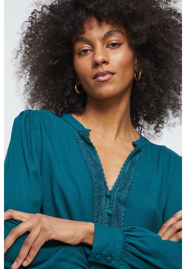 medicine - Medicine bluzka damska kolor turkusowy z aplikacją. Kolor: turkusowy. Materiał: koronka. Długość rękawa: długi rękaw. Długość: długie. Wzór: aplikacja