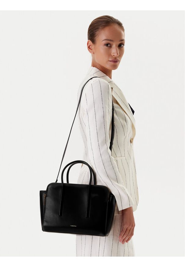 Calvin Klein Torebka Carryall Mini Leather Tote Bag LV04F3034G Czarny. Kolor: czarny. Materiał: skórzane