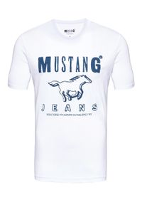 Mustang - MUSTANG T SHIRT BASIC PRINT TEE GENERAL WHITE 1008372 2045. Typ kołnierza: kaptur. Materiał: bawełna, jeans, skóra, dzianina. Długość rękawa: krótki rękaw. Długość: krótkie. Wzór: nadruk. Sezon: jesień, lato, zima. Styl: sportowy, klasyczny #1