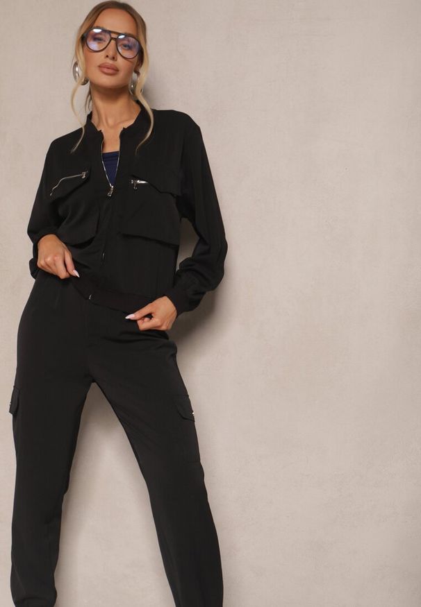 Renee - Czarny Komplet Dresowy Cargo Spodnie i Bluza Zdobiona Imitacją Kieszeni Nolhira. Kolor: czarny. Materiał: dresówka. Wzór: aplikacja