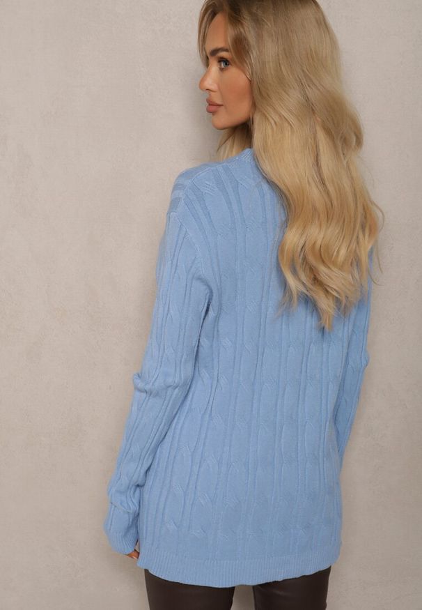 Renee - Niebieski Sweter z Wiskozą Ozdobiony Tłoczeniem Savra. Okazja: na randkę, na co dzień. Kolor: niebieski. Materiał: wiskoza. Wzór: aplikacja. Styl: casual, elegancki