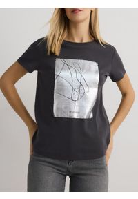 Reserved - T-shirt z metalicznym nadrukiem - ciemnoszary. Kolor: szary. Materiał: dzianina, bawełna. Wzór: nadruk #1