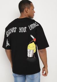 Born2be - Czarna Bawełniana Koszulka T-shirt z Krótkim Rękawem z Nadrukiem na Plecach i Przodzie Civia. Okazja: na spotkanie biznesowe, do pracy, na co dzień. Kolor: czarny. Materiał: bawełna. Długość rękawa: krótki rękaw. Długość: krótkie. Wzór: nadruk. Styl: klasyczny, biznesowy, casual #5
