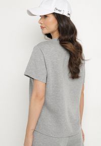 Born2be - Szary T-shirt z Wiskozą Ozdobiony Cyrkoniami Hirritia. Okazja: na co dzień. Kolor: szary. Materiał: wiskoza. Wzór: aplikacja. Styl: klasyczny, casual #3