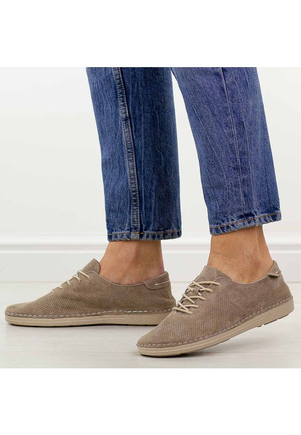 Beżowe ażurowe skórzane półbuty damskie S.Barski 7080. Okazja: na co dzień. Zapięcie: sznurówki. Kolor: beżowy. Materiał: zamsz, skóra. Szerokość cholewki: normalna. Wzór: ażurowy. Sezon: wiosna, jesień, lato. Styl: casual, elegancki, klasyczny