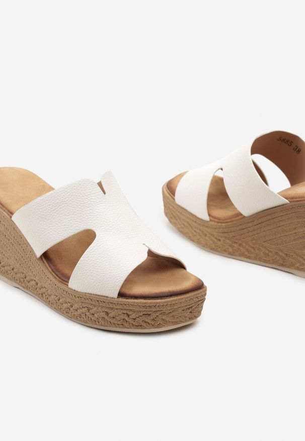 Renee - Białe Klasyczne Klapki na Koturnie z Wycięciami w Stylu Boho Moonmeera. Okazja: na imprezę, na plażę, na spacer. Nosek buta: otwarty. Kolor: biały. Materiał: len. Sezon: lato, wiosna. Obcas: na koturnie. Styl: boho, klasyczny