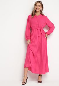 Born2be - Różowa Rozkloszowana Sukienka Maxi z Plisowanym Dołem i Wiązanym Paskiem Nollira. Kolor: różowy. Materiał: materiał. Długość rękawa: długi rękaw. Typ sukienki: plisowane. Styl: elegancki. Długość: maxi #1