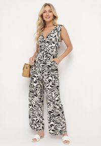 Born2be - Czarno-Biały Kombinezon na Szerokich Ramiączkach z Dekoltem w Serek i Długimi Nogawkami Xadia. Okazja: na randkę, na co dzień. Kolor: czarny. Długość rękawa: na ramiączkach. Długość: długie. Styl: casual, klasyczny #7