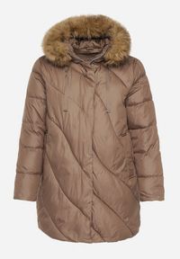 Born2be - Brązowa Kurtka z Asymetrycznym Pikowaniem i Kapturem z Futerkiem Ruvita. Okazja: na co dzień. Typ kołnierza: golf. Kolekcja: plus size. Kolor: brązowy. Materiał: futro. Styl: casual