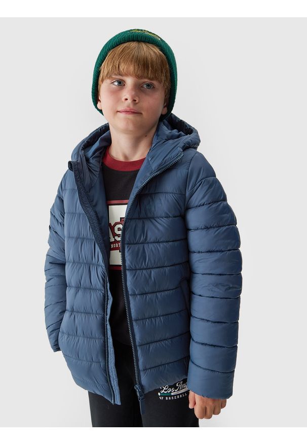 4f - Kurtka puchowa z wypełnieniem syntetycznym chłopięca. Kolor: niebieski. Materiał: syntetyk, puch. Sezon: zima