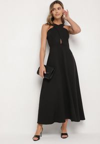 Born2be - Czarna Rozkloszowana Sukienka z Wiskozą i Dekoltem Typu Halter Dolienna. Typ kołnierza: dekolt halter. Kolor: czarny. Materiał: wiskoza. Typ sukienki: rozkloszowane. Styl: elegancki #3