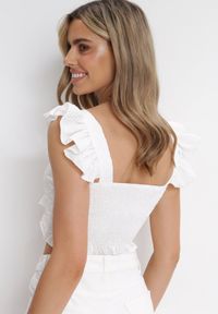 Born2be - Biały Dopasowany Top Wiązany na Szyi z Falbankami Aliss. Typ kołnierza: kołnierz z falbankami. Kolor: biały. Długość rękawa: na ramiączkach. Wzór: aplikacja #5