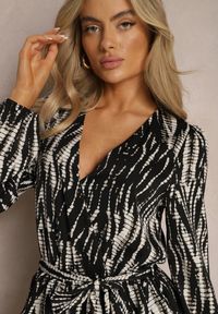 Renee - Czarno-Biała Rozkloszowana Sukienka Mini z Paskiem i Falbankami w Abstrakcyjny Wzór z Kopertowym Dekoltem Varniema. Typ kołnierza: kołnierz z falbankami. Kolor: czarny. Typ sukienki: kopertowe. Długość: mini