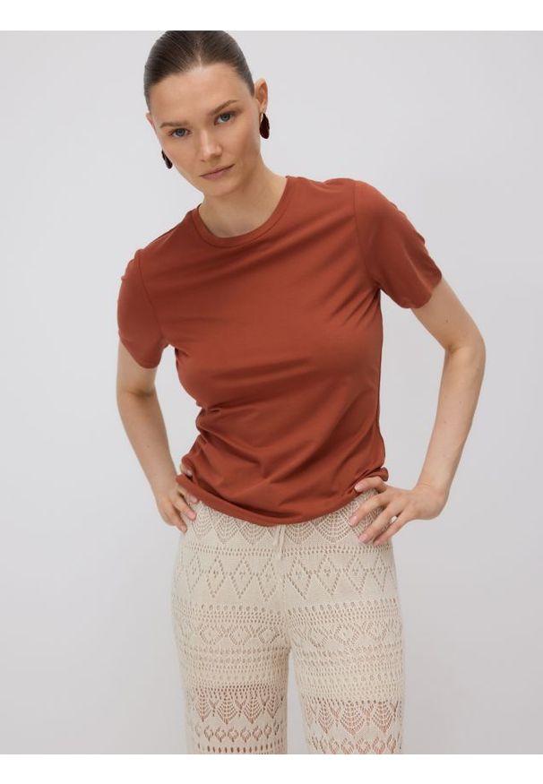 Reserved - T-shirt z modalem - miedziany. Kolor: brązowy. Materiał: dzianina