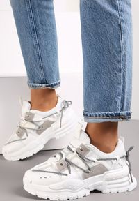 Renee - Białe Sneakersy na Tłoczonej Podeszwie z Oryginalnym Wiązaniem Golia. Kolor: biały. Szerokość cholewki: normalna #1