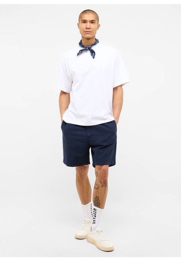 MUSTANG Męskie szorty Materiałowe Mustang Style Linen Jogger Shorts Navy Blazer 1016459 5324. Okazja: na co dzień. Materiał: materiał. Długość: do kolan. Sezon: lato. Styl: sportowy, casual, elegancki, klasyczny, wakacyjny