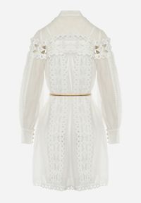 Born2be - Biała Koronkowa Sukienka Mini z Paskiem i Guzikami Nyloni. Okazja: na randkę, na co dzień. Kolor: biały. Materiał: koronka. Długość rękawa: na ramiączkach. Typ sukienki: proste. Styl: elegancki, casual. Długość: mini #5