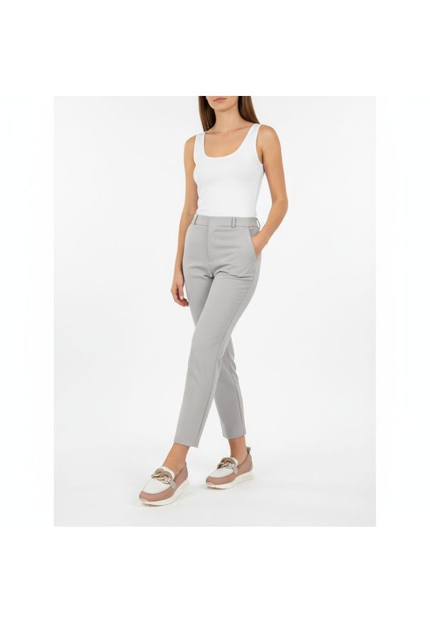 Półbuty damskie Hispanitas, ze skóry naturalnej z wsuwanym krojem i ozdobą na podbiciu posiada przeszycia na cholewce, beżowe, HV264834 Formentera-V2. Kolor: beżowy. Materiał: skóra. Szerokość cholewki: normalna. Wzór: aplikacja