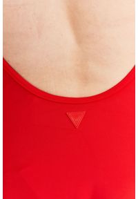 Guess - GUESS Czerwony strój kąpielowy z trójkątnym logo. Kolor: czerwony. Materiał: poliamid. Wzór: aplikacja, nadruk