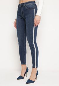 Born2be - Granatowe Jeansy Skinny z Brokatowymi Lampasami Prestella. Okazja: na co dzień. Kolor: niebieski. Długość: długie. Styl: elegancki, casual