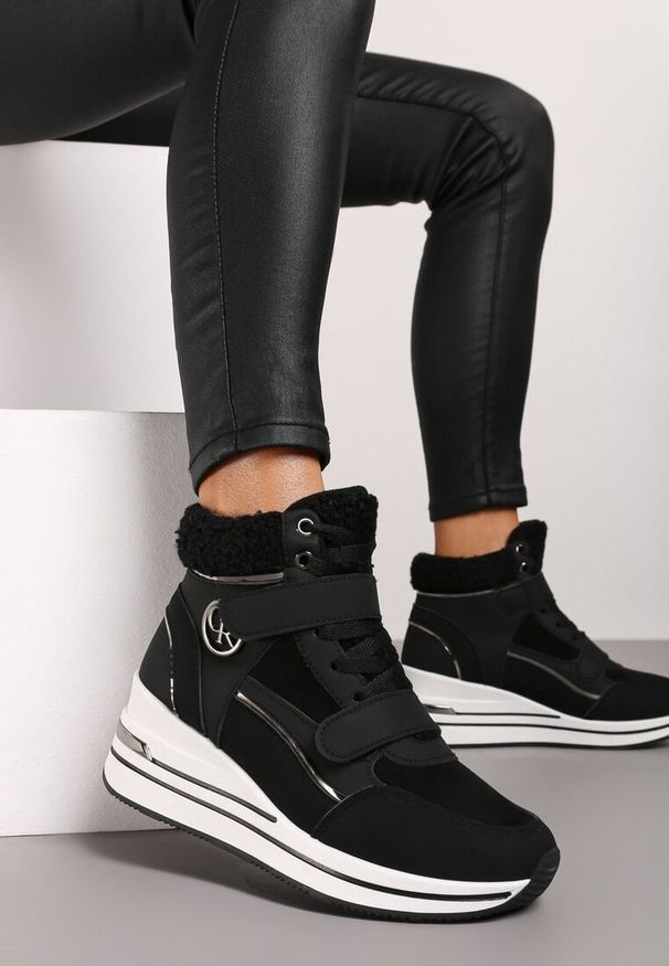 Born2be - Czarne Sznurowane Sneakersy na Koturnie ze Sztucznym Futrem i Metalicznymi Aplikacjami Leridras. Nosek buta: okrągły. Zapięcie: sznurówki. Kolor: czarny. Materiał: futro. Wzór: aplikacja. Obcas: na koturnie. Wysokość obcasa: średni