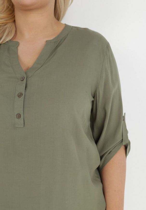 Born2be - Ciemnozielona Bluzka z Wiskozy Artanassa. Typ kołnierza: kołnierzyk stójkowy. Kolor: zielony. Materiał: wiskoza. Wzór: gładki. Sezon: wiosna, lato