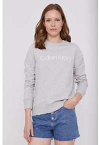 Calvin Klein - Bluza bawełniana K20K202157. Okazja: na co dzień. Kolor: szary. Materiał: bawełna. Długość rękawa: długi rękaw. Długość: długie. Wzór: nadruk. Styl: casual #3